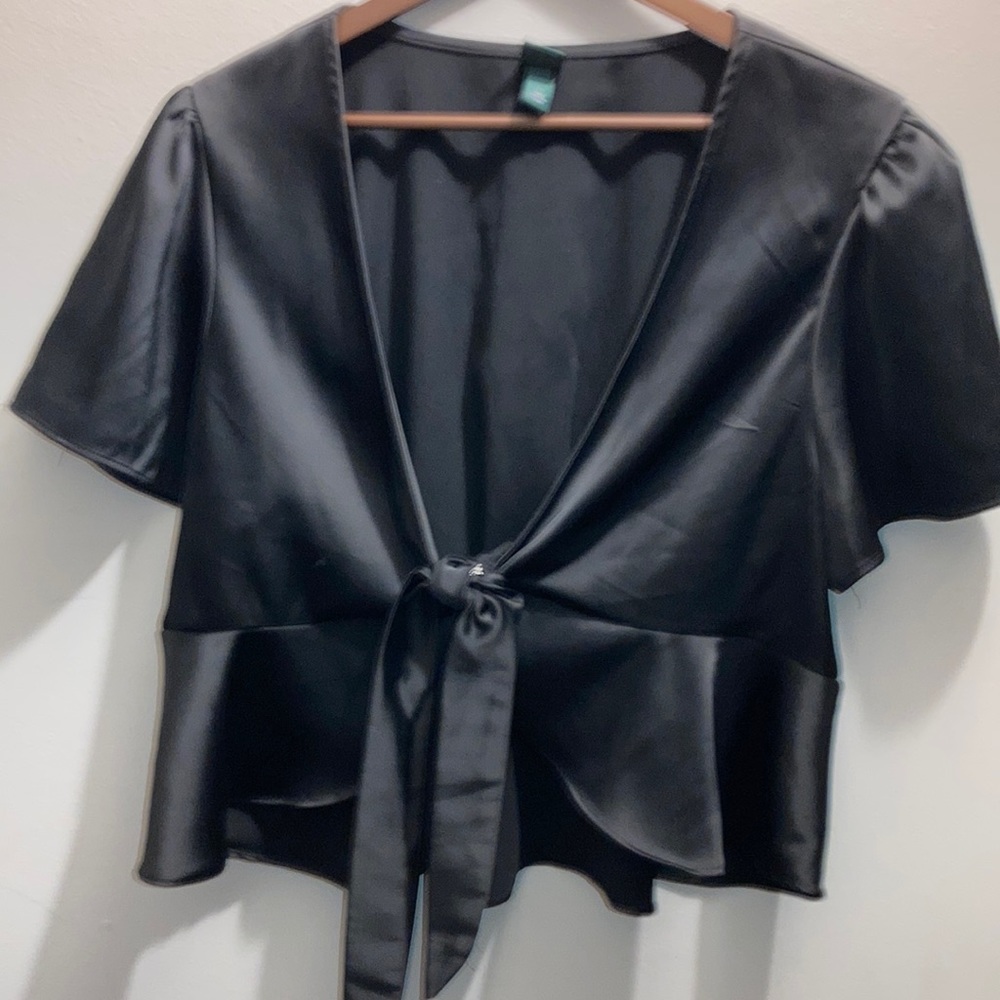 Wild fable cropped tie front top